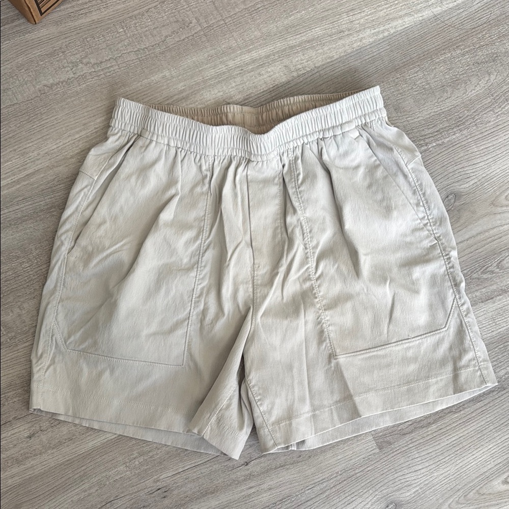 Lululemon Relaxed Fit Men’s Pull On Shorts